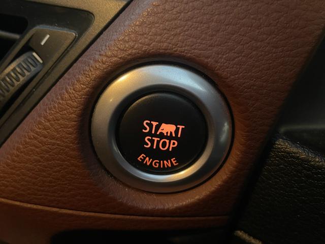 プッシュスタートとなっておりますので押していただくだけでエンジンの始動が可能となっております♪また、スマートキーとなっておりますので鍵の開閉もとても楽に行える車両となっております♪