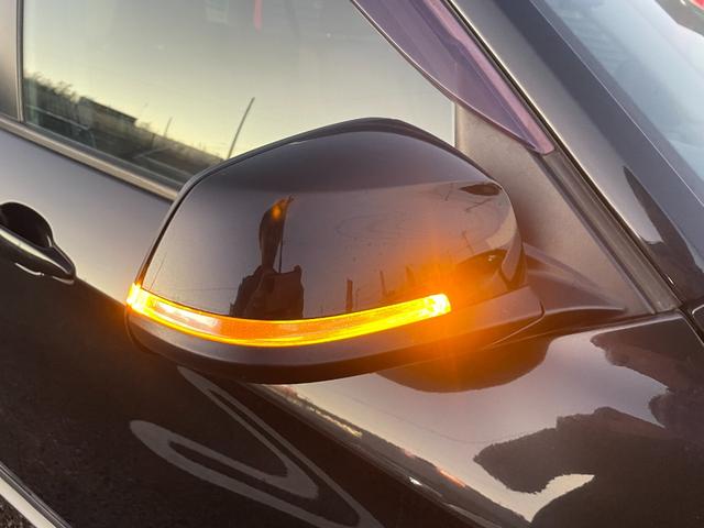 ミラーウィンカーがついておりますのでドレスアップ効果はもちろんの事、対向車からの視認性を向上させる役割もございます♪右折・左折する際に歩行者などにも見え危険を知らせることができ安全性も高くなりますね♪