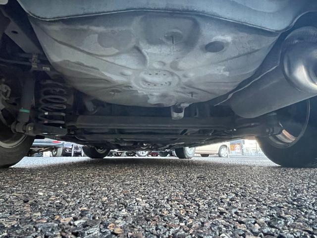 プリウス Ｓ　検・２年／ナビ／Ｂカメ／ＴＶ／ＥＴＣ／禁煙／Ｓキー／ＤＶＤ再生／ＡＵＸ接続端子／オートエアコン／プッシュスタート／Ｆフォグランプ／Ｄバイザー／Ｍウィンカー／Ｔチェーン／ドアバイザー／純正鍛造１５ＡＷ（12枚目）