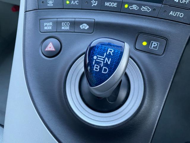 プリウス Ｓ　検・２年／ナビ／Ｂカメ／ＴＶ／ＥＴＣ／禁煙／Ｓキー／ＤＶＤ再生／ＡＵＸ接続端子／オートエアコン／プッシュスタート／Ｆフォグランプ／Ｄバイザー／Ｍウィンカー／Ｔチェーン／ドアバイザー／純正鍛造１５ＡＷ（17枚目）