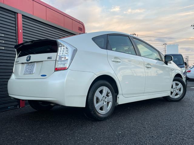 プリウス Ｓ　検・２年／ナビ／Ｂカメ／ＴＶ／ＥＴＣ／禁煙／Ｓキー／ＤＶＤ再生／ＡＵＸ接続端子／オートエアコン／プッシュスタート／Ｆフォグランプ／Ｄバイザー／Ｍウィンカー／Ｔチェーン／ドアバイザー／純正鍛造１５ＡＷ（30枚目）