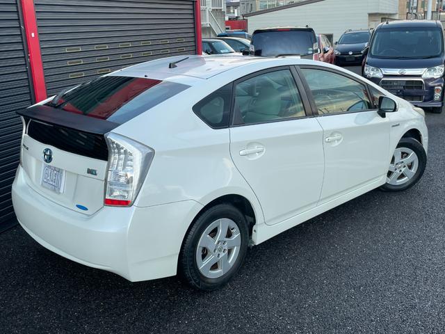 プリウス Ｓ　検・２年／ナビ／Ｂカメ／ＴＶ／ＥＴＣ／禁煙／Ｓキー／ＤＶＤ再生／ＡＵＸ接続端子／オートエアコン／プッシュスタート／Ｆフォグランプ／Ｄバイザー／Ｍウィンカー／Ｔチェーン／ドアバイザー／純正鍛造１５ＡＷ（31枚目）