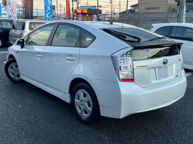 プリウス Ｓ　検・２年／ナビ／Ｂカメ／ＴＶ／ＥＴＣ／禁煙／Ｓキー／ＤＶＤ再生／ＡＵＸ接続端子／オートエアコン／プッシュスタート／Ｆフォグランプ／Ｄバイザー／Ｍウィンカー／Ｔチェーン／ドアバイザー／純正鍛造１５ＡＷ（32枚目）