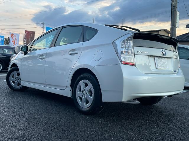 プリウス Ｓ　検・２年／ナビ／Ｂカメ／ＴＶ／ＥＴＣ／禁煙／Ｓキー／ＤＶＤ再生／ＡＵＸ接続端子／オートエアコン／プッシュスタート／Ｆフォグランプ／Ｄバイザー／Ｍウィンカー／Ｔチェーン／ドアバイザー／純正鍛造１５ＡＷ（34枚目）