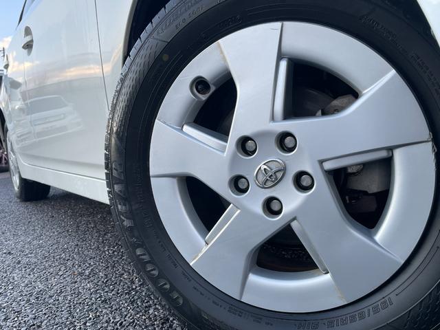 プリウス Ｓ　検・２年／ナビ／Ｂカメ／ＴＶ／ＥＴＣ／禁煙／Ｓキー／ＤＶＤ再生／ＡＵＸ接続端子／オートエアコン／プッシュスタート／Ｆフォグランプ／Ｄバイザー／Ｍウィンカー／Ｔチェーン／ドアバイザー／純正鍛造１５ＡＷ（36枚目）