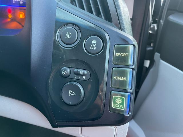 CR-Z α 禁煙車/ETC/HID/オートライト/クルーズコントロール/スマートキー/パドルシフト/オートAC/CDオーディオ/ミラーウィンカー/プライバシーガラス/フォグ/純正アルミ/シートリフター/Tチェーン(69枚目)