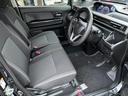 車内で一番汚れる運転席もご覧いただいた通り綺麗な状態です♪シートリフターで目線の高さを変えられるので女性でも運転しやすいお車です♪足元のマットも破れや等なく綺麗な状態です。もちろん全席装備です♪