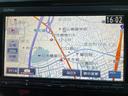 ナビが装備されてますので初めて訪れる場所でも迷わずに目的地に到着できますね♪ＢＴ接続やフルセグＴＶ視聴も可能ですので、ドライブも一層楽しくなりますよ♪その他機能満載なナビとなっております♪