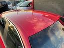 赤の外装色ですと塗装が薄れやすく,さらに中古車市場でも塗装の薄れや剥げが多いイタリア車ですが、こちらの車両は塗装の大きな薄れや剥げも無くとても綺麗な状態でございます♪ルーフもご覧の通り程度良好♪