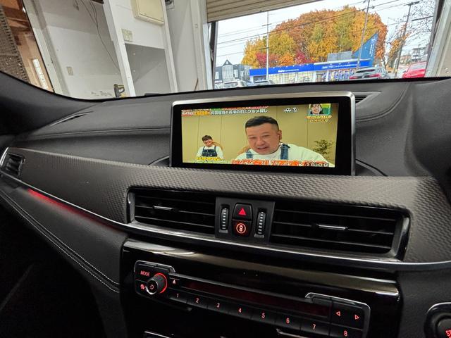 Ｘ２ ｘＤｒｉｖｅ　２０ｉ　ＭスポーツＸ　アドバンスドアクティブセーフティＰＫＧ　ハイラインＰＫＧ　ＯＰ２０インチホイール　ＡＣＣ　ＨＵＤ　電動黒革　ＨＤＤフルセグナビ　ＣＤ　Ｂカメラ　ＰＤＣ　Ｐアシスト　ＬＥＤライト　電動ゲート　ＥＴＣ（4枚目）