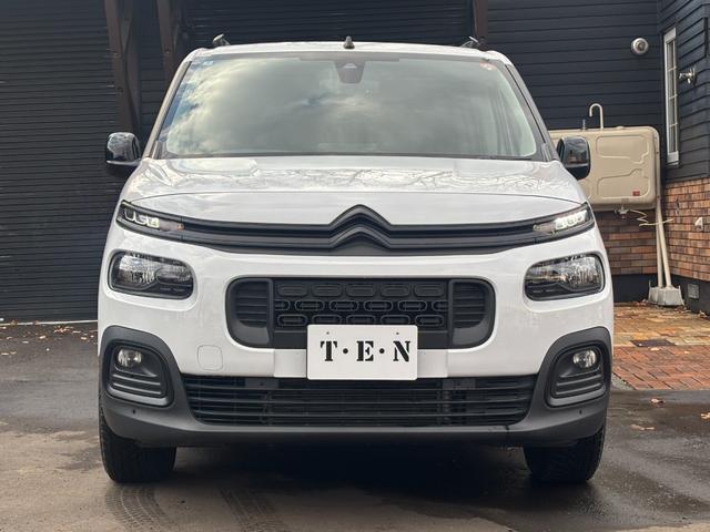 ベルランゴ マックス ブルーHDi リフトアップ BFGoodrichホワイトレタータイヤ ワンオーナー 禁煙車 パノラミックルーフ 両側スライドドア ETC フロントグリル・エンブレムブラックアウト ミシュランスタッドレス付(8枚目)