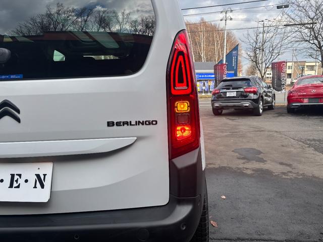 ベルランゴ マックス ブルーHDi リフトアップ BFGoodrichホワイトレタータイヤ ワンオーナー 禁煙車 パノラミックルーフ 両側スライドドア ETC フロントグリル・エンブレムブラックアウト ミシュランスタッドレス付(16枚目)