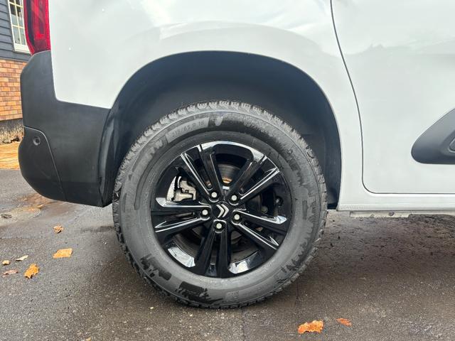 ベルランゴ マックス ブルーHDi リフトアップ BFGoodrichホワイトレタータイヤ ワンオーナー 禁煙車 パノラミックルーフ 両側スライドドア ETC フロントグリル・エンブレムブラックアウト ミシュランスタッドレス付(21枚目)