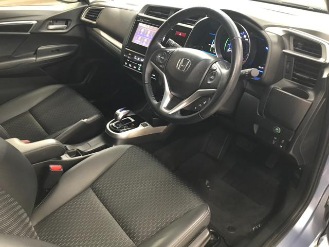 フィットハイブリッド Ｌパッケージ　インターナビセット／純正ナビ／バックカメラ／フルセグＴＶ／ＣＤ／ＤＶＤ／ＢＴオーディオ／ＵＳＢ／ＨＤＭＩ／社外ＨＫＳマフラー／衝突軽減ブレーキ／前方ドラレコ／クルコン／合皮コンビシート／ＥＴＣ（12枚目）