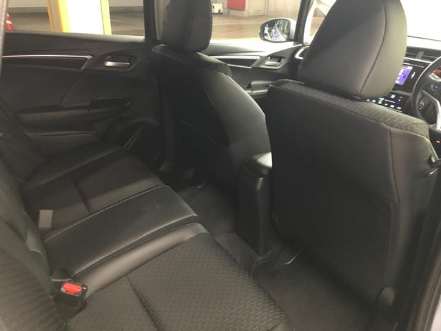 フィットハイブリッド Ｌパッケージ　インターナビセット／純正ナビ／バックカメラ／フルセグＴＶ／ＣＤ／ＤＶＤ／ＢＴオーディオ／ＵＳＢ／ＨＤＭＩ／社外ＨＫＳマフラー／衝突軽減ブレーキ／前方ドラレコ／クルコン／合皮コンビシート／ＥＴＣ（14枚目）