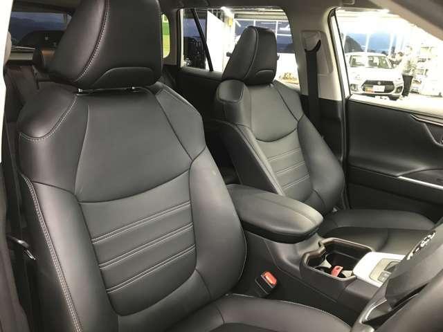 ＲＡＶ４ Ｇ　Ｚパッケージ　４ＷＤ　ワンオーナー車／置き型充電／パノラマサンルーフ／純正ナビ／フルセグＴＶ／カープレイ／ＢＴオーディオ／ＵＳＢ／追従クルコン／ブラインドスポット／衝突軽減／シートヒーター／ステアリングヒーター（13枚目）