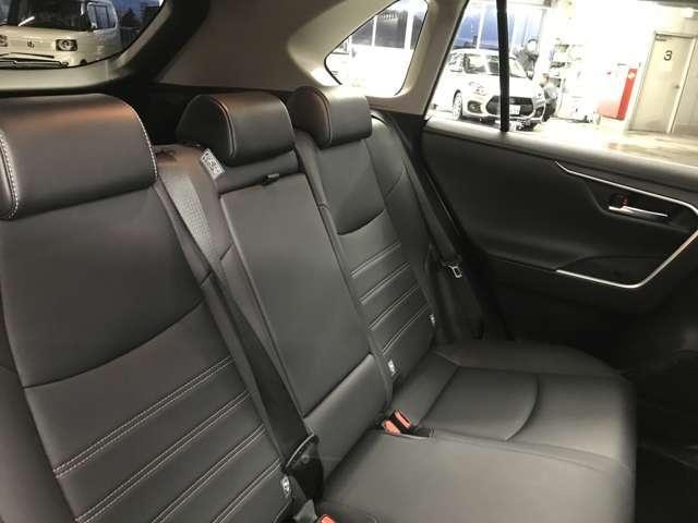 ＲＡＶ４ Ｇ　Ｚパッケージ　４ＷＤ　ワンオーナー車／置き型充電／パノラマサンルーフ／純正ナビ／フルセグＴＶ／カープレイ／ＢＴオーディオ／ＵＳＢ／追従クルコン／ブラインドスポット／衝突軽減／シートヒーター／ステアリングヒーター（17枚目）