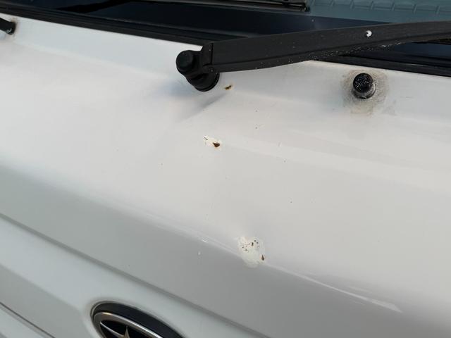 フロントパネルにサビ、凹みがあります。