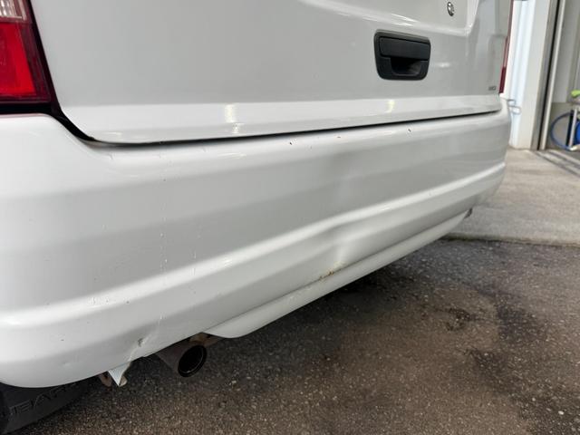 リアのエンジンフードに凹みがあります。