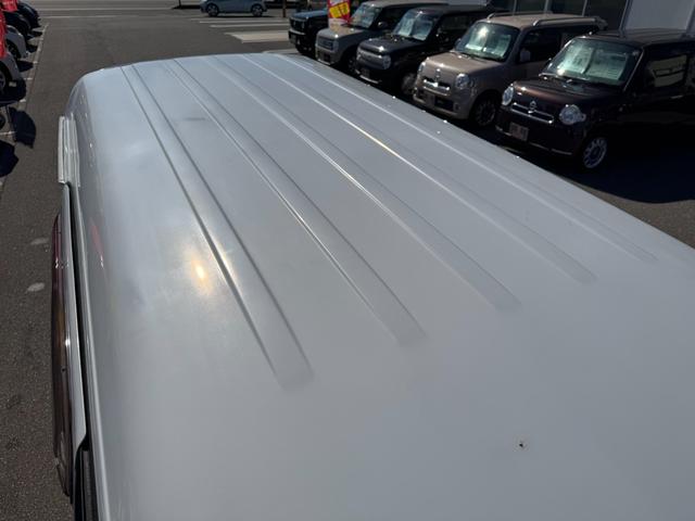 ルーフのところどころにサビがあります。