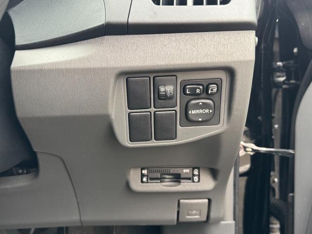 プリウス Ｓ　ナビ　フルセグＴＶ　ＢＴオーディオ　スマートキー　オートライト　ステアリングスイッチ　純正１５インチＡＷ（17枚目）