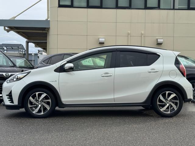 アクア クロスオーバー　セーフティセンスＣ　ナビＴＶ　ＢＴオーディオ　バックカメラ　ＥＴＣ　ハーフ合皮シート　シートヒーター　スマートキー　オートライト　純正１６インチアルミ（9枚目）