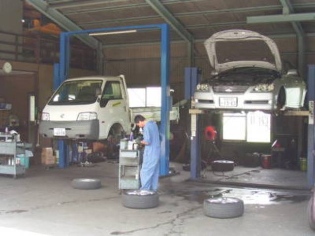 ２台同時に出来るピット！リフトも２台あります１