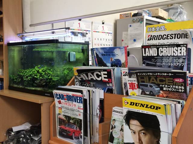 店内待合スペースでは色々な雑誌なども豊富に取り揃えています。