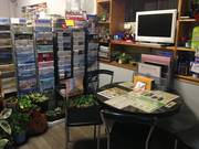 整備工場の待合スペースです。車検・鈑金・パーツ取付けなど様々な作業を受付けております。