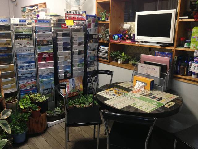 整備工場の待合スペースです。車検・鈑金・パーツ取付けなど様々な作業を受付けております。