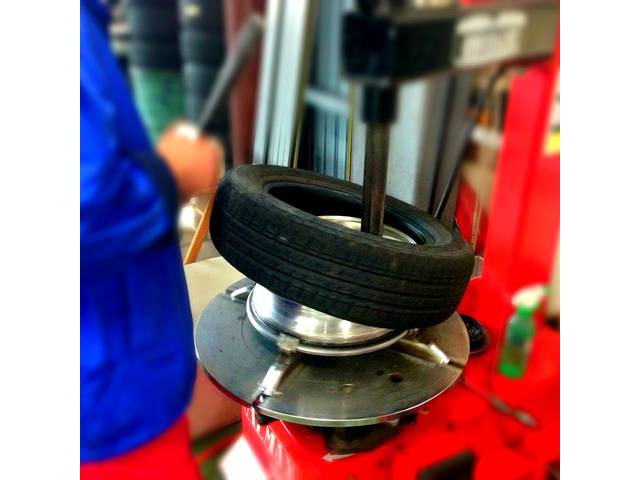 タイヤチェンジャーも完備しております。