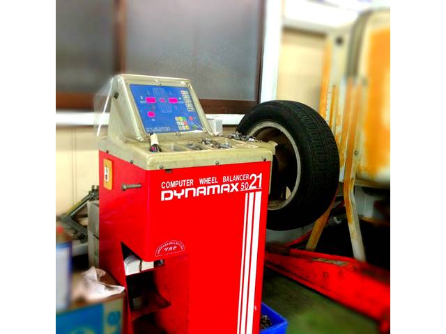 オイル交換はもちろん、タイヤ交換・パーツ取付なども経験豊富なスタッフにより作業致します！