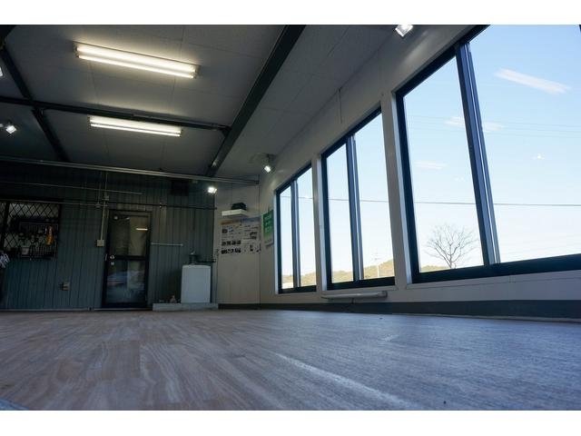 クリスタルキーパー以上のコーティング・軽研磨などは、専用スペースにて作業いたします。