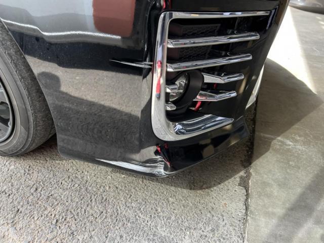 トヨタ　ヴォクシー　フロントバンパー修理