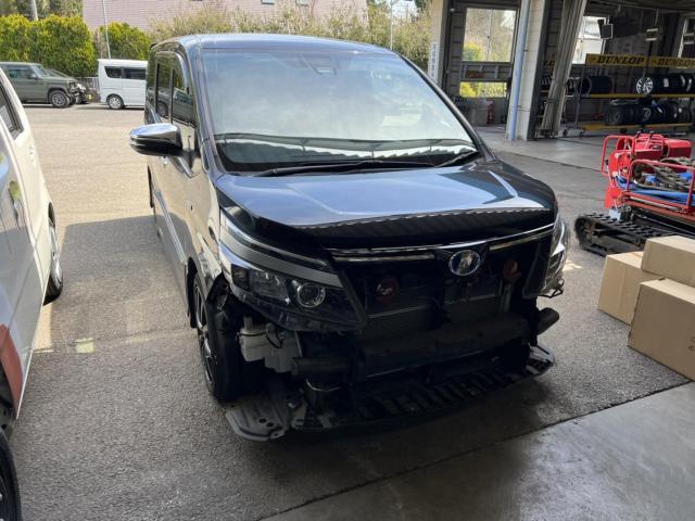 トヨタ　ヴォクシー　フロントバンパー修理