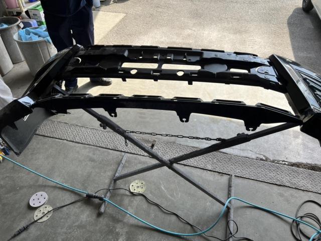 トヨタ　ヴォクシー　フロントバンパー修理