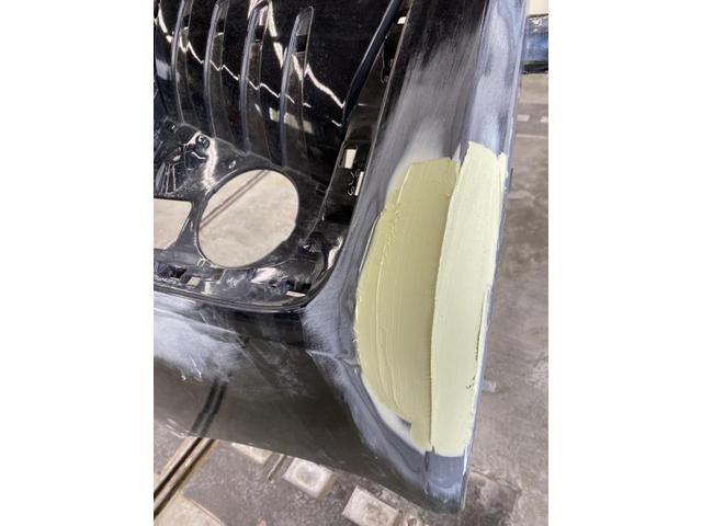 トヨタ　ヴォクシー　フロントバンパー修理