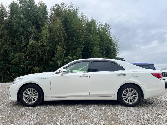 【印西　我孫子　成田　白井　鎌ヶ谷　八千代　栄町　の点検・整備はオートランナーへ！】　トヨタ　クラウンハイブリッド　フロントドア交換　板金・外装補修