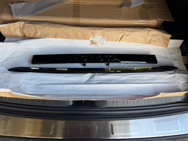 トヨタ　ランドクルーザー　バックドア及びフードガーニッシュ取付【印西　我孫子　成田　白井　鎌ヶ谷　八千代　栄町　の点検・整備はオートランナーへ！】