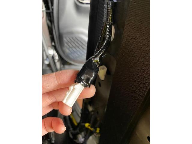 トヨタ　ZRR80　ヴォクシー　ドア開閉連動LED取付