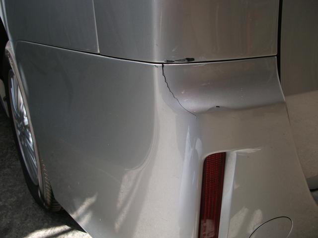 トヨタ　ノア　リアバンパー割れキズ修理塗装　コーナーバンパー交換