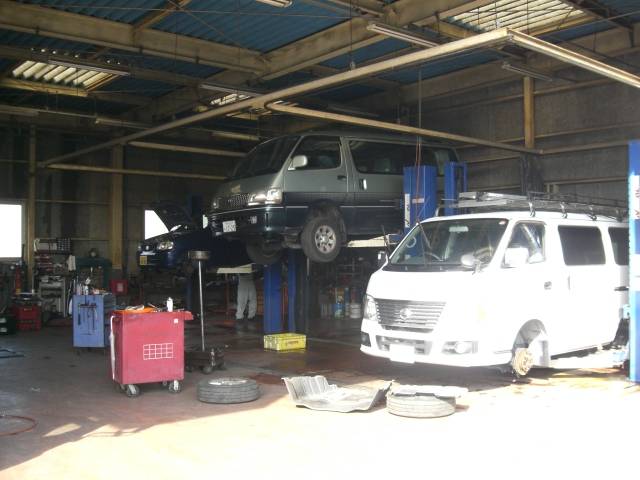 車検・修理ピット。３．２ｔ　まで対応です。