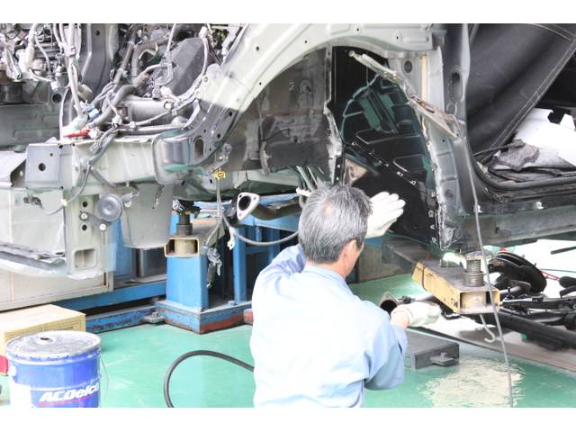 ４０年以上の経験を持った板金スタッフが対応！