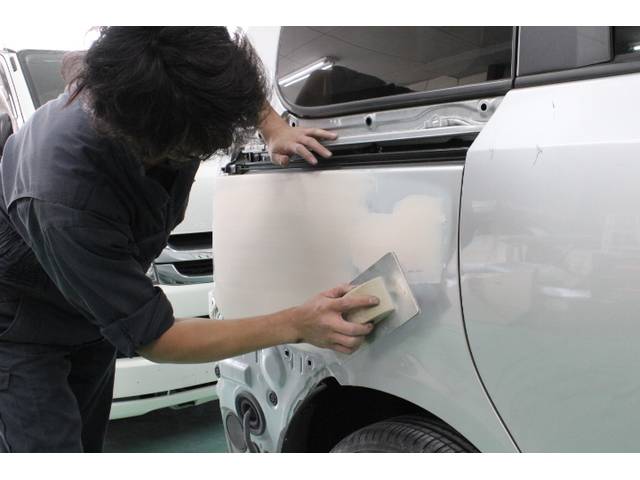 板金修理は年間５００台以上！お車をキレイに直します！