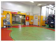 立体駐車場でお車をお預かりします。