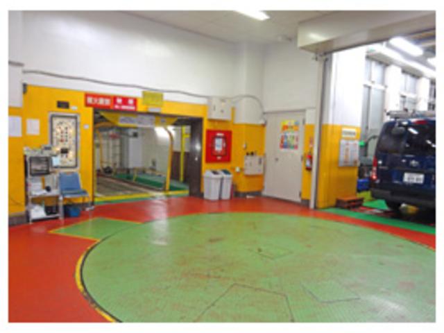 立体駐車場でお車をお預かりします。