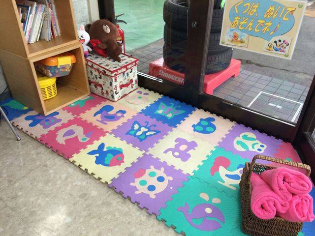キッズスペース完備、小さなお子様連れでも安心してください。