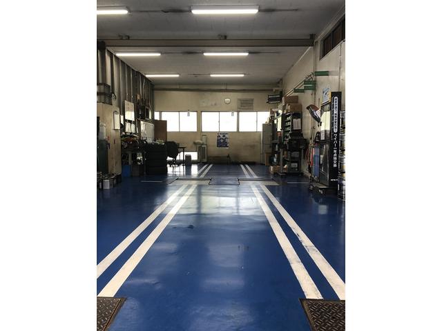 弊社は「民間車検」の指定整備工場です。陸運事務所と同じ検査設備を有しており、スムースに車検も完了！