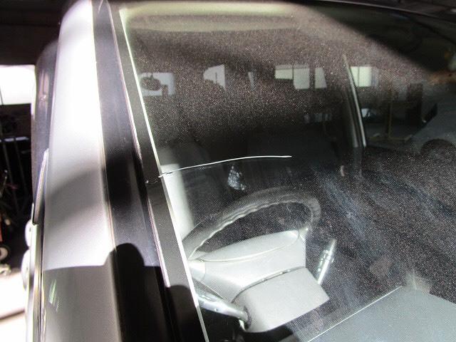 三鷹市在住のM様　平成１６年式　トヨタ　ノア　フロントガラス交換　修理事例