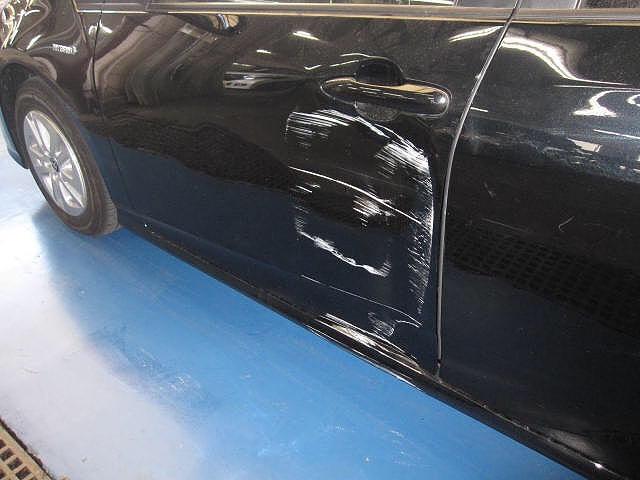武蔵野市在住のＯ様　トヨタ  プリウス  左フロントドア ・ ボディピラー　板金塗装修理事例